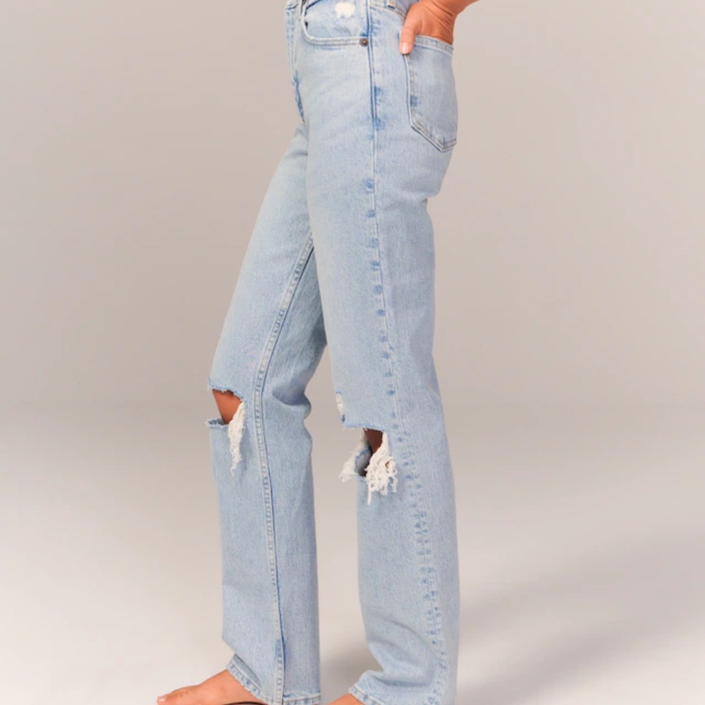 New, never worn A&F Ultra High Rise 90s Straight Jean, size 34 short
